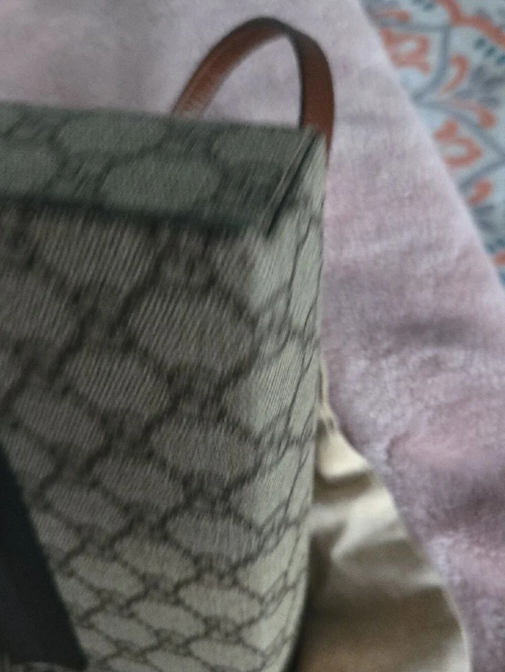 Gucci satchel signature